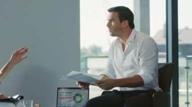 Çalışma sorularını tartışan iş arkadaşları. İş adamı kağıt atma.