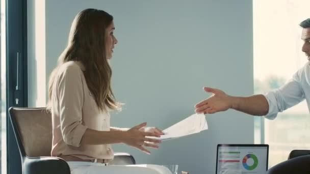 Affärsfolk argumenterar om dokument. Affärskvinna kastar papper. — Stockvideo