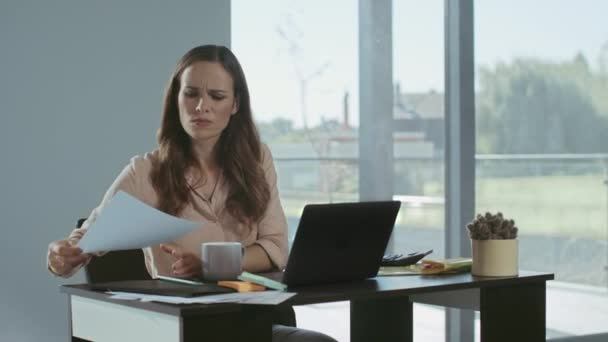 Mujer de negocios trabajando en la computadora portátil. Señorita molesta comprobando documentos . — Vídeos de Stock