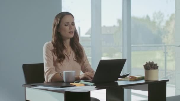 Mujer de negocios cerrando computadora portátil. Señora cansada terminando el trabajo en el lugar de trabajo . — Vídeos de Stock