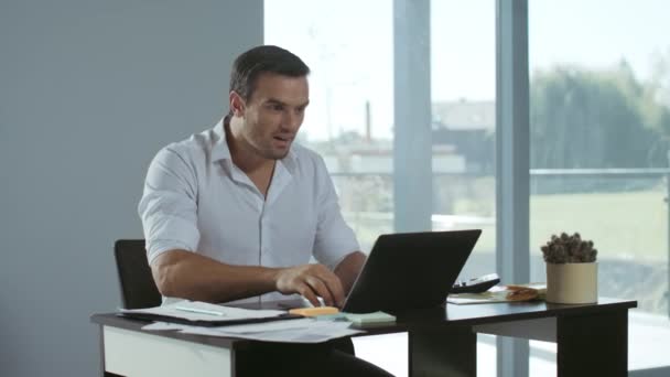 Hombre de negocios recibiendo carta por correo electrónico. Hombre independiente trabajando en computadora portátil — Vídeos de Stock