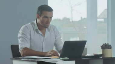 İş adamı kötü haber alıyor. Depresif erkek freelancer dizüstü bilgisayar üzerinde çalışıyor.