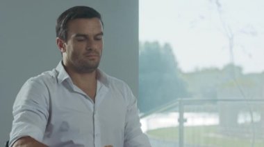 Lüks evde bilgisayarı kapatan iş adamı. Yorgun kişinin closeup portresi.