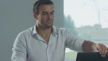 İş adamı iş gününü bitiriyor. Erkek kahve içme Closeup portre.