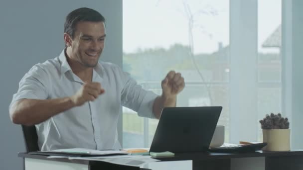Obchodní muž dostává dobré zprávy e-mailem. Nezávislý pracovník pracující na přenosném počítači. — Stock video