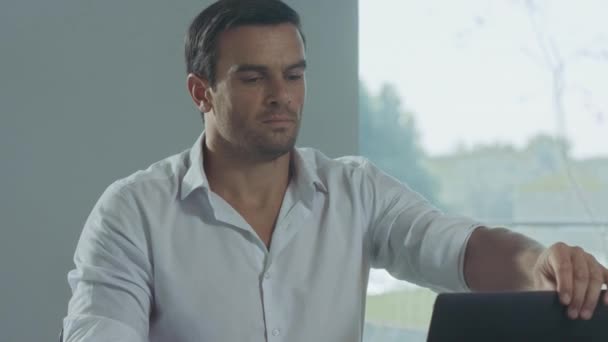 Człowiek biznesu kończąc dzień roboczy. Zbliżenie portret męskiej picia kawy. — Wideo stockowe