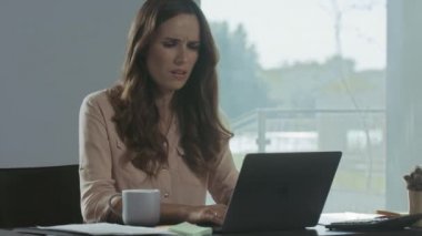 Bilgisayarda çalışan iş kadını. Profesyonel işçinin yakın çekim portresi.