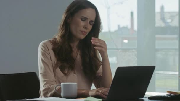 Una mujer de negocios recibiendo una mala carta. Mujer profesional seria que trabaja en el ordenador portátil — Vídeo de stock