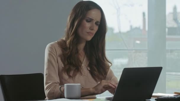 Mulher de negócios a terminar o trabalho. close-up retrato de cansado senhora fechar computador . — Vídeo de Stock