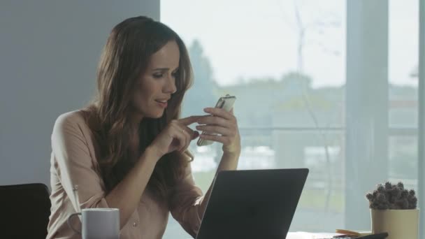 Kobieta biznesu przewijanie telefonu komórkowego. Zbliżenie Portret pani mający przerwa. — Wideo stockowe