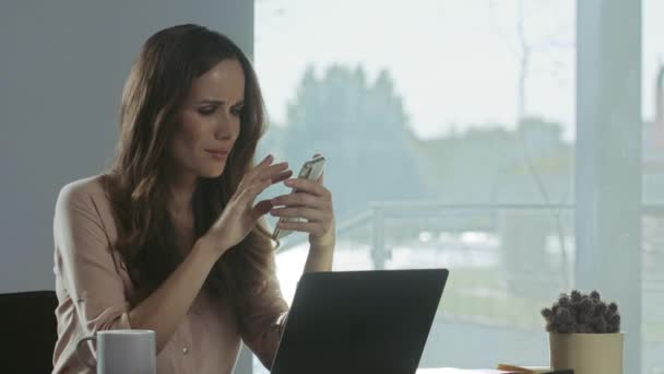 Geschäftsfrau schaut aufs Handy. Konzentrierte Person macht Pause. — Stockvideo