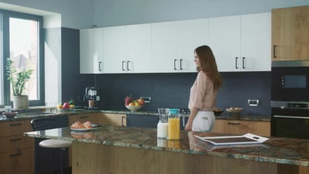 Mujer de negocios haciendo café en la cocina. Mujer feliz planeando desayunar . — Vídeos de Stock