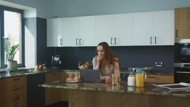 Δουλειά γυναίκα να κουβεντιάζουμε στον υπολογιστή στην κουζίνα. Χαμόγελο άνθρωπος μιλάει σε απευθείας σύνδεση. — Αρχείο Βίντεο