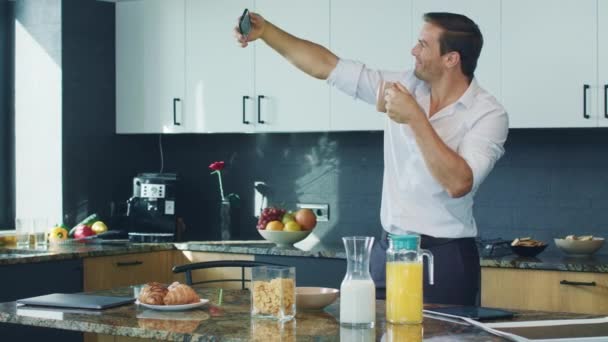Üzletember hogy selfie fotó a konyhában. Boldog ember vesz fotó a házban. — Stock videók