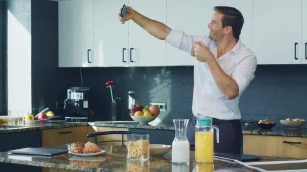 Homem de negócios a fazer foto de selfie na cozinha. Homem feliz tirando foto em casa . — Vídeo de Stock