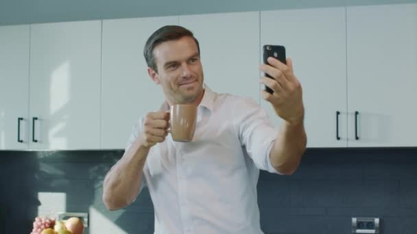 Uomo d'affari che fa foto ai selfie. Primo piano ritratto di uomo felice scattare foto . — Video Stock