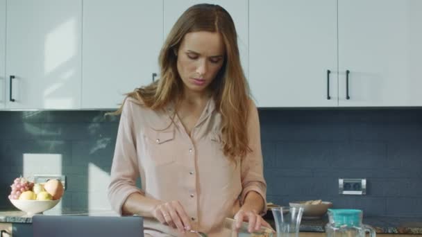 Mujer de negocios preparando el desayuno. Relajada persona femenina comprobando el teléfono móvil — Vídeos de Stock