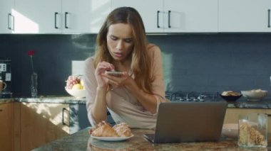 Cep telefonuyla fotoğraf yapan konsantre bir kadın. Ciddi kadın gıda fotoğraf çekmek