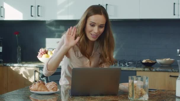 Business woman talking at laptop computer. Closeup smiling person having chat. — Stock Video