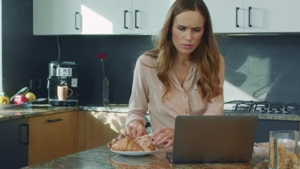 Business vrouw kijken video in grote keuken. Vrouw krijgt geschokt nieuws — Stockvideo