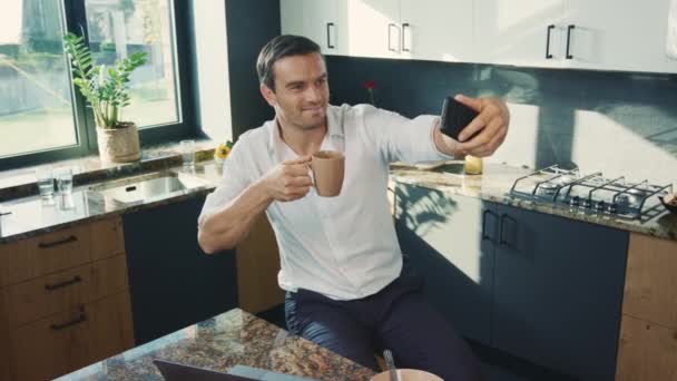 Hombre de negocios haciendo foto selfie en la cocina. Retrato vertical del hombre sonriente — Vídeos de Stock