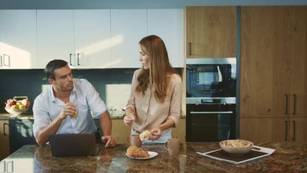 Happy Family ontbijten in de keuken. Lachend koppel dat thuis praat. — Stockvideo