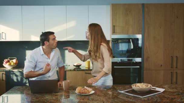 Um homem agressivo a discutir na cozinha. marido irritado ter conflito com a esposa . — Vídeo de Stock