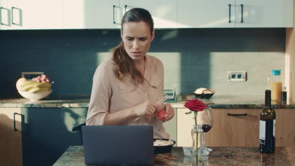 Mulher de negócios lendo notícias na cozinha de luxo. Mulher triste se preparando para comer sushi . — Vídeo de Stock