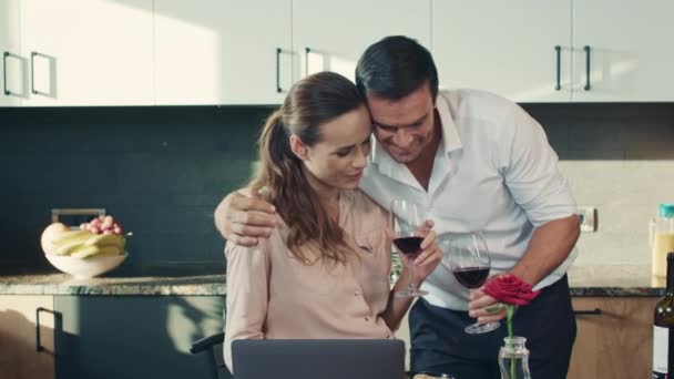 Casal feliz bebendo vinho tinto na casa de luxo. Relaxado família clang óculos . — Vídeo de Stock