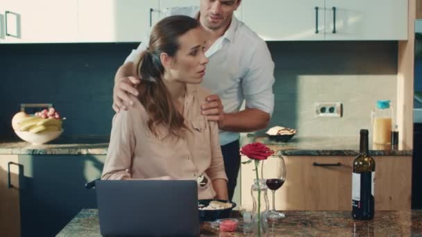 Щаслива пара п'є вино на розкішній кухні. Концентрована жінка їсть суші . — стокове відео