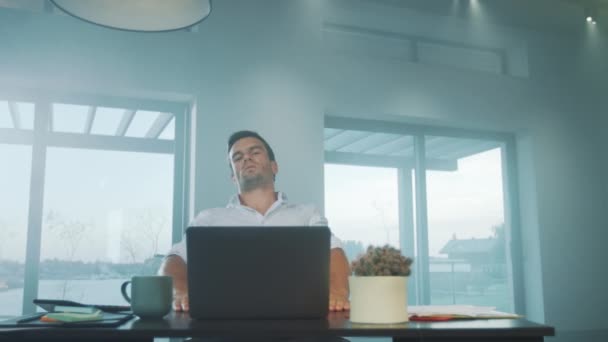 Üzletember próbál pihenni luxus ház. Fáradt ember pihen a munkahelyen — Stock videók