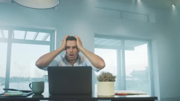 Hombre de negocios recibiendo malas noticias. Freelancer sorprendido trabajando en el ordenador portátil — Vídeos de Stock