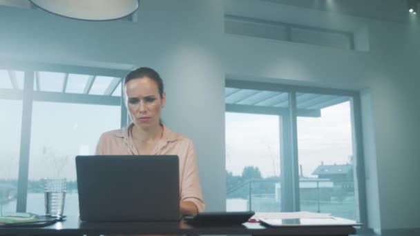 Mujer de negocios molesta hablando de teléfono móvil. Triste freelancer hablando por teléfono — Vídeos de Stock