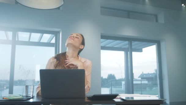 Donna d'affari che allunga le braccia. Donna stanca di rilassarsi sul posto di lavoro remoto . — Video Stock