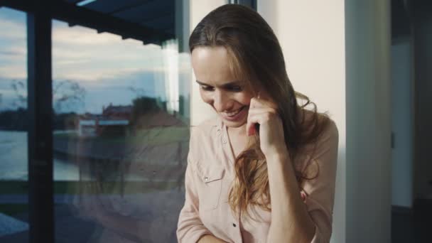 女商人在豪宅里打电话。放松的女人说话手机. — 图库视频影像