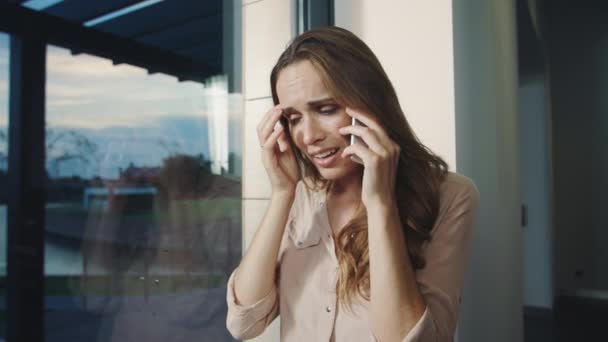 Geschäftsfrau schreit auf Handy. Nahaufnahme schockierte Frau am Telefon. — Stockvideo