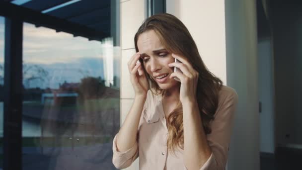 Zakenvrouw schreeuwen op mobiel. Close-up geschokt vrouw praten op telefoon. — Stockvideo