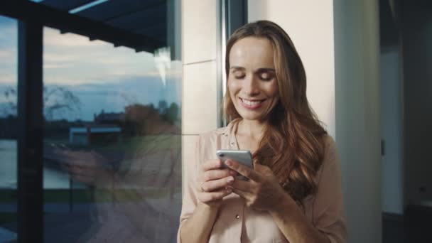 Mujer sonriente charlando por celular. Retrato de mujer feliz enviando mensaje . — Vídeo de stock