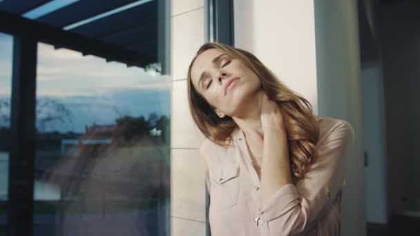 Mujer cansada relajándose después de la jornada laboral. Exhcausted dama tratando de relajarse . — Vídeo de stock