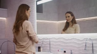 Başarılı bir gün için motive olan bir kadın. Pozitif güne hazırlanan seksi kişi.