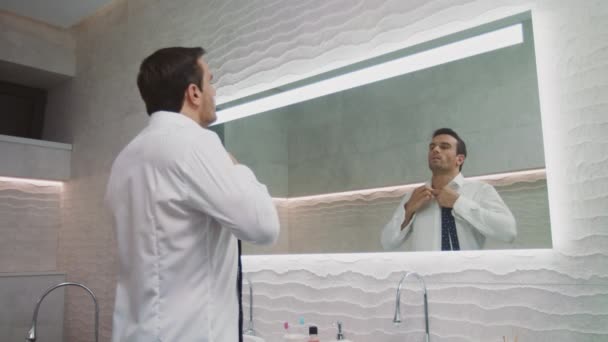 Geschäftsmann knöpft Hemd Luxus-Badezimmer. glücklich Mann Kleid in Privathaus. — Stockvideo
