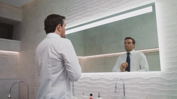 Homme d'affaires réglage cravate dans la salle de bain de luxe. Homme heureux portant cravate dans la maison . — Video