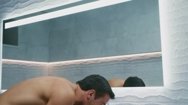 Un homme heureux se félicitant dans la salle de bain. Fier homme qui lave le visage . — Video