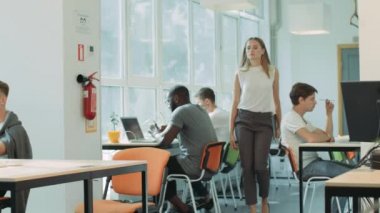 Konsantre bir kız birlikte çalışmaya geliyor. Ofiste çalışmayı planlayan yakın çekim kadın