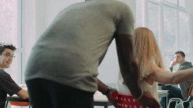 Mutlu insanlar açık alanda sandalyede hareket y. Neşeli arkadaşlar eğlenceli.