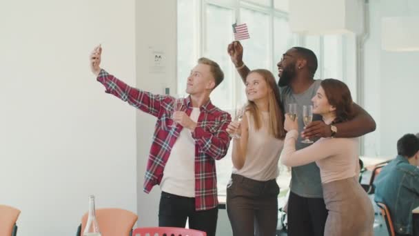 Gente feliz haciendo selfies en el espacio de coworking. Equipo sonriente posando en cámara . — Vídeo de stock