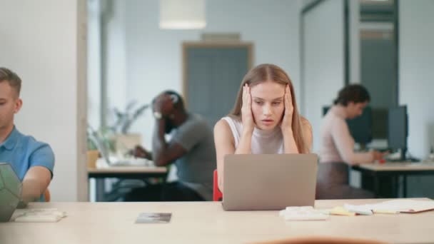 ビジネスウーマンは、オフィスでラップトップ上で悪いニュースを取得します。フリーランスの女性が働く — ストック動画