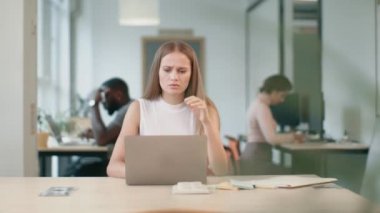 Genç bir kadın laptopta kötü bir mektup alıyor. Üzgün serbest kadın.