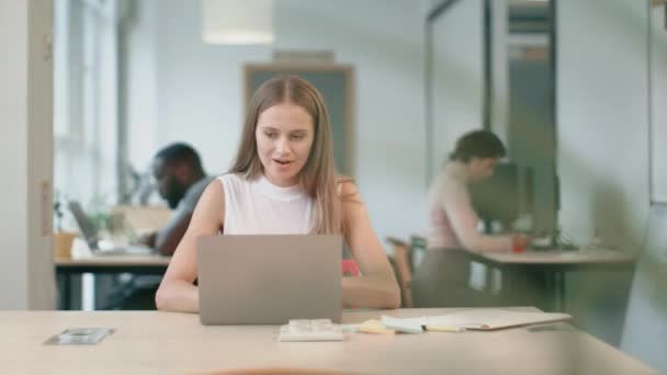 Lycklig affärskvinna som får goda nyheter på laptop i Office. Kvinna frilansare — Stockvideo