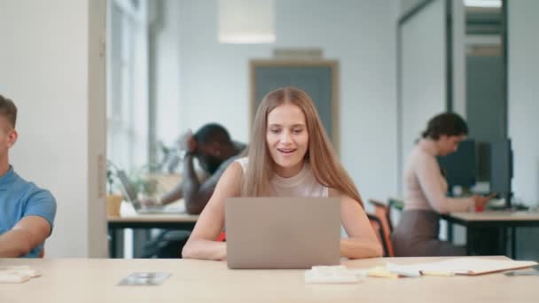 Ung kvinna känner segrare på coworking. Vingård dam vänder sig om på stol. — Stockvideo